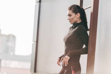 Çatı Merdiveni yakınındaki termal giysiler içinde poz sporcumuz 
