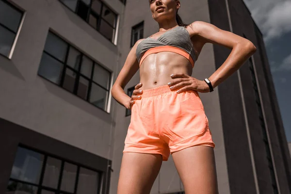 Onderaanzicht Van Atletische Vrouw Poseren Sportkleding — Stockfoto