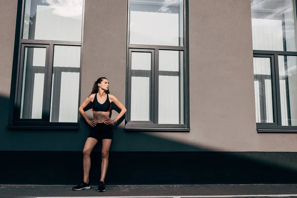 Unga Idrottskvinna Posing Nära Byggnaden Med Skugga Och Solljus — Stockfoto