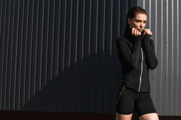 Attraktive Junge Sportlerin Posiert Thermokleidung — Stockfoto