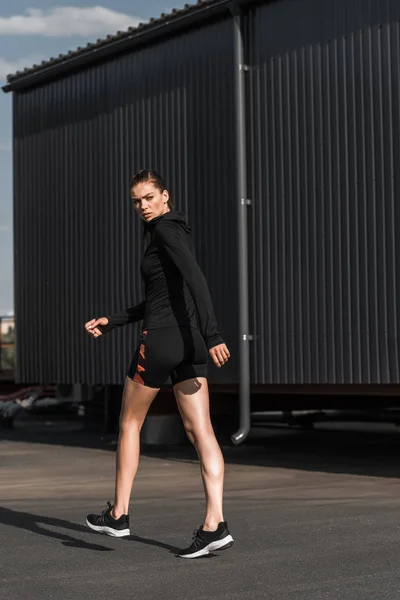 Attractive Sportswoman Walking Black Thermal Clothes — Stock Photo, Image