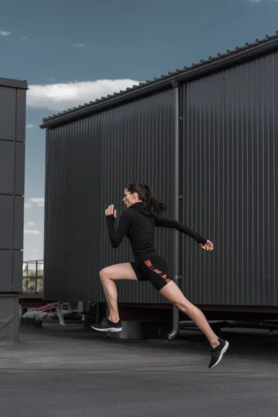 Junge Leichtathletin Schwarzer Thermokleidung Trainiert Der Stadt — Stockfoto