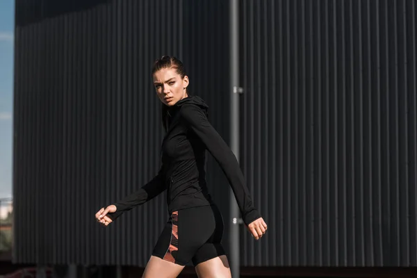 黒い熱服を着た美しい女性運動 — ストック写真
