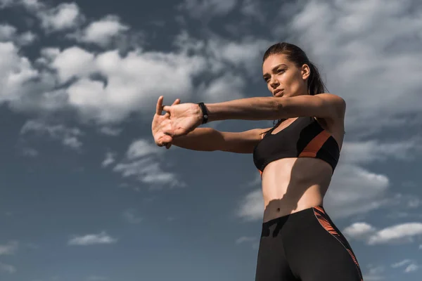 Attraktive Sportlerin Streckt Hände Gegen Blauen Bewölkten Himmel — Stockfoto