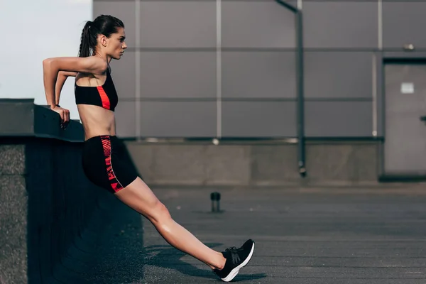 Athletic Woman Sportswear Doing Push Roof — Stock Photo, Image