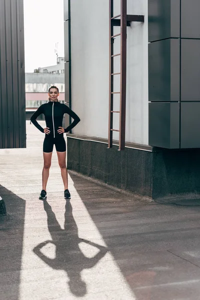 Sportliches Mädchen Posiert Thermokleidung Auf Dach Der Stadt — Stockfoto