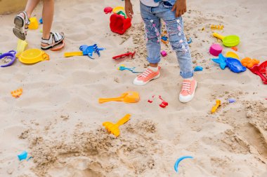 Plastik kaşık toz, kalıpları ve Bahçesi kova ile iki küçük kız sanal görüntü kırpılmış 