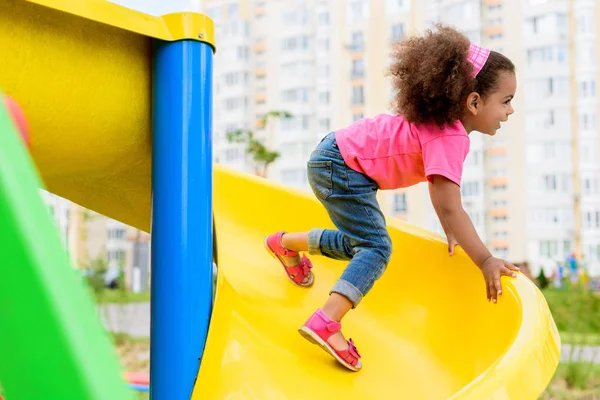 Gülümseyen Kıvırcık Afro Amerikan Küçük Çocuk Parkında Eğleniyor Yan Görünüm — Stok fotoğraf