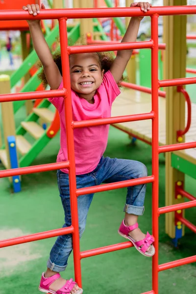 Feliz Encaracolado Afro Americano Pequena Criança Subindo Escadas Parque Infantil — Fotografia de Stock