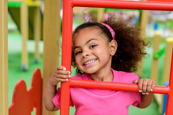 Uśmiechający Się Kręcone African American Małe Dziecko Wspinaczki Schodach Placu — Zdjęcie stockowe