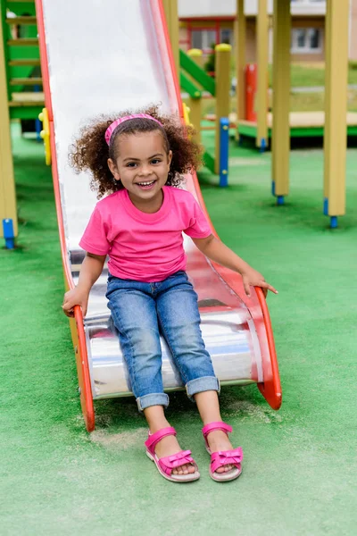 Sorrindo Encaracolado Afro Americano Pequeno Garoto Deslizando Para Baixo Colina — Fotografia de Stock