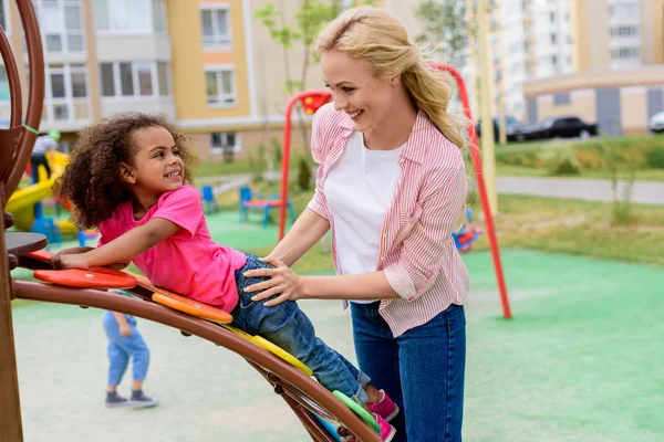 Sonriente Madre Jugando Con Mixta Raza Hija Patio Recreo — Foto de Stock