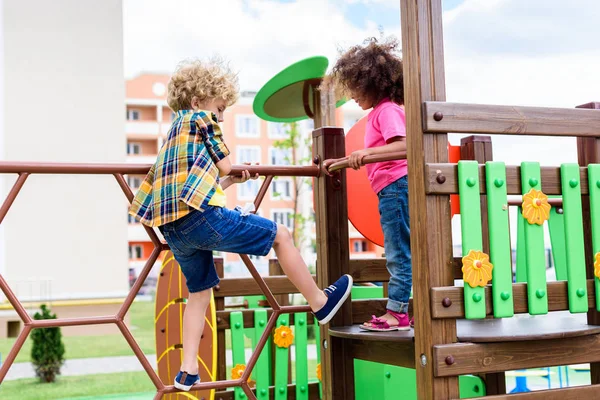 Cacheados Multiétnicos Crianças Subindo Divertindo Parque Infantil — Fotografia de Stock