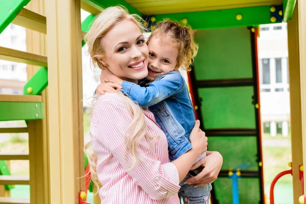 mutlu anne sevimli küçük kızını Bahçesi, ellerinde tutan seçici odak 