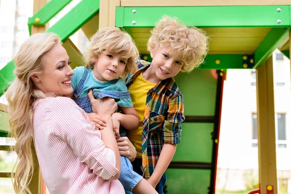 Seitenansicht Einer Lächelnden Mutter Mit Zwei Entzückenden Kleinen Söhnen Auf — Stockfoto