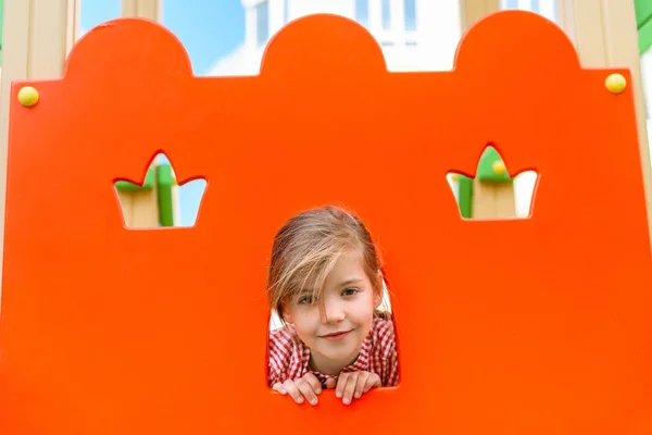 Portret Van Schattige Lachende Klein Kind Kijken Camera Playgorund — Stockfoto