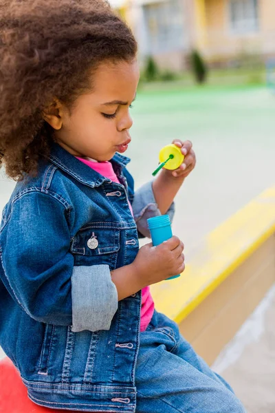 Sidebillede Krøllet Afrikansk Amerikansk Lille Barn Leger Med Sæbebobler - Stock-foto
