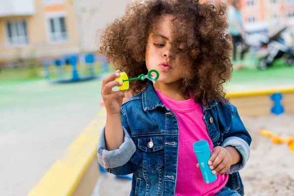 Riccio Africano Americano Bambino Piccolo Giocare Con Bolla Soffiatore — Foto Stock