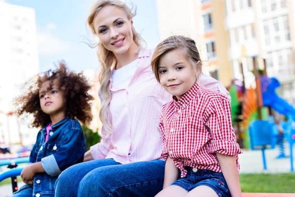 Selective Focus Smiling Woman Daughter Her Friend Bench — Free Stock Photo