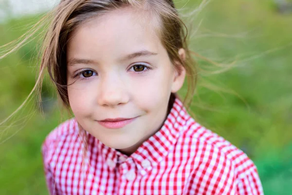 Close Van Portret Van Lachende Kindje Onscherpe Achtergrond — Stockfoto