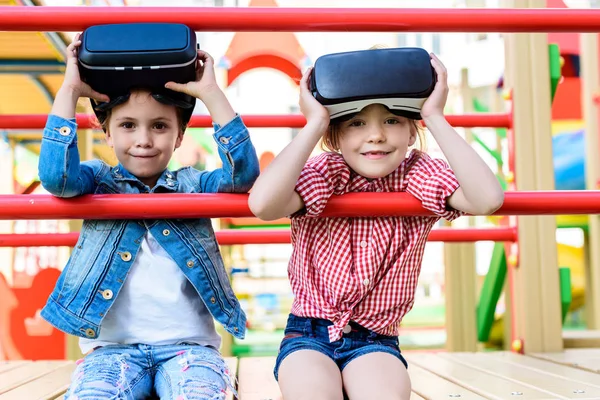 Adoráveis Crianças Pequenas Tirando Fones Ouvido Realidade Virtual Parque Infantil — Fotografia de Stock