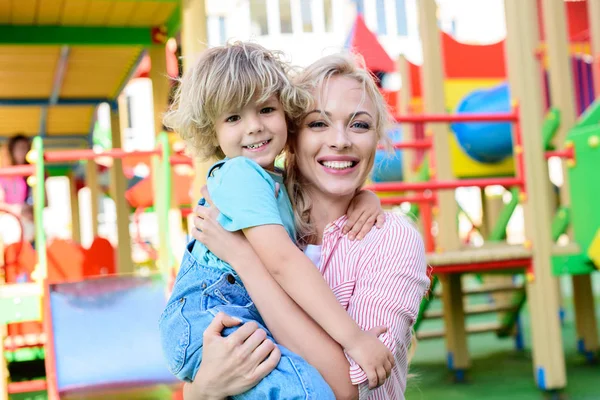 Selectieve Aandacht Van Gelukkige Moeder Bedrijf Schattig Zoontje Handen Speelplaats — Stockfoto