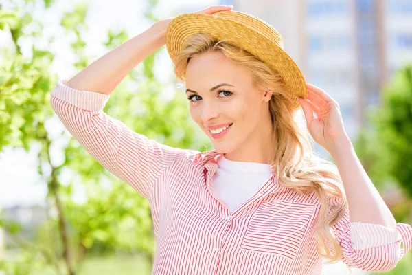 Retrato Mujer Joven Sonriente Sombrero Paja Sobre Fondo Borroso — Foto de Stock