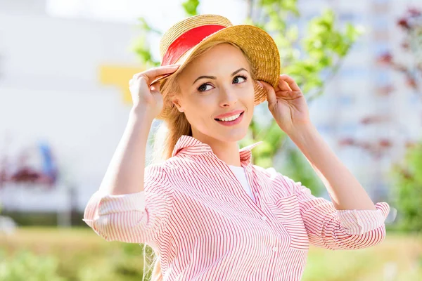 Retrato Mujer Joven Sonriente Sombrero Paja Sobre Fondo Borroso — Foto de Stock