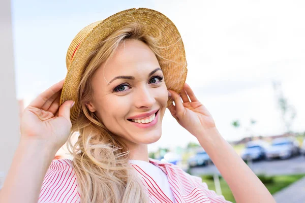 Portrait Smiling Young Woman Straw Hat Blurred Background — Stock Photo, Image