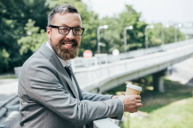 yakışıklı işadamı tek kullanımlık bardak kahve holding