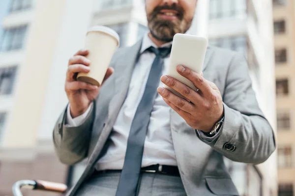 Vista Cortada Homem Negócios Com Café Para Smartphone — Fotografia de Stock