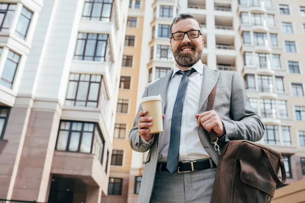 Barbudo Sonriente Hombre Negocios Traje Con Bolsa Cuero Sosteniendo Café — Foto de stock gratis