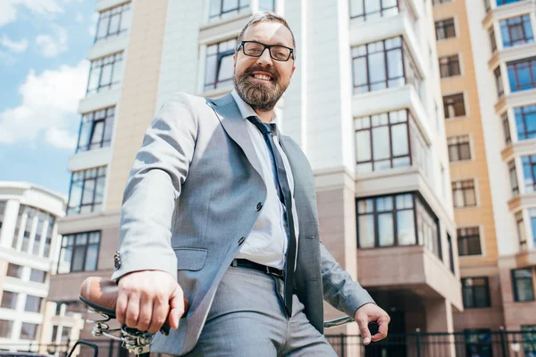 Hombre Negocios Sonriente Sentado Bicicleta Ciudad — Foto de stock gratis