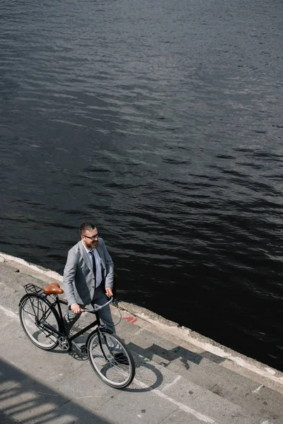 Vista Aérea Del Hombre Negocios Con Bicicleta Caminando Muelle — Foto de stock gratuita