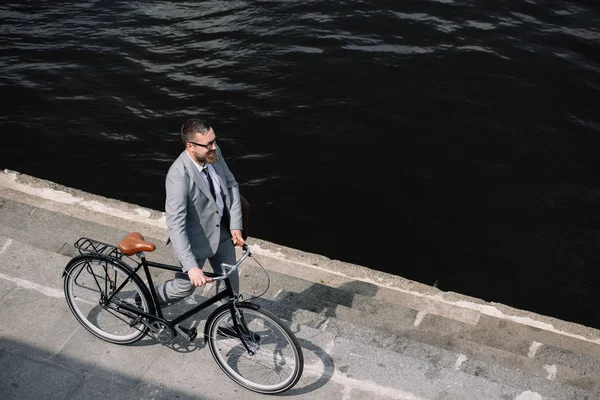 Vista Aérea Empresário Caminhando Com Bicicleta Cais Perto Rio — Fotografia de Stock