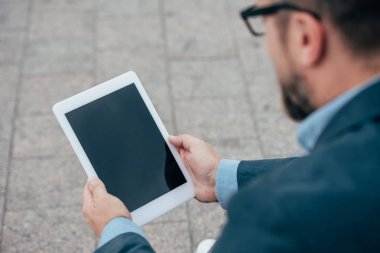 Dijital tablet ile boş ekran kullanan adam görünümünü kırpılmış