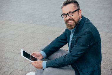takım elbise ve dijital tablet kullanarak gözlük gülümseyen iş adamı sakal  