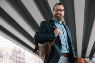 Alt görünümü City deri sırt çantası ile şık sakallı adamın