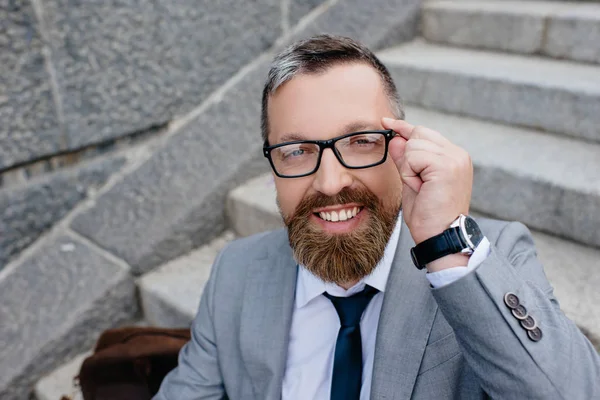 Lächelnder Geschäftsmann Grauem Anzug Und Brille — Stockfoto