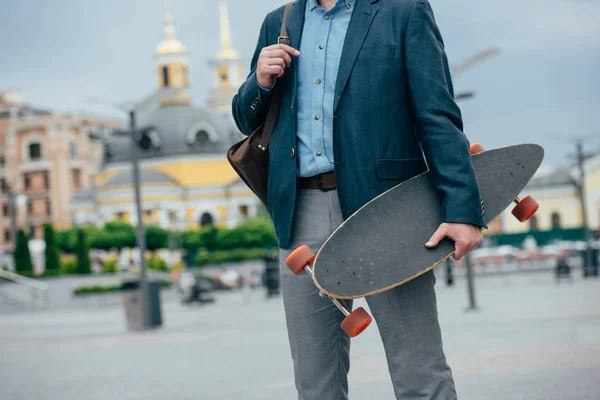 Bijgesneden Weergave Van Man Met Leerzak Longboard Wandelen Stad — Stockfoto