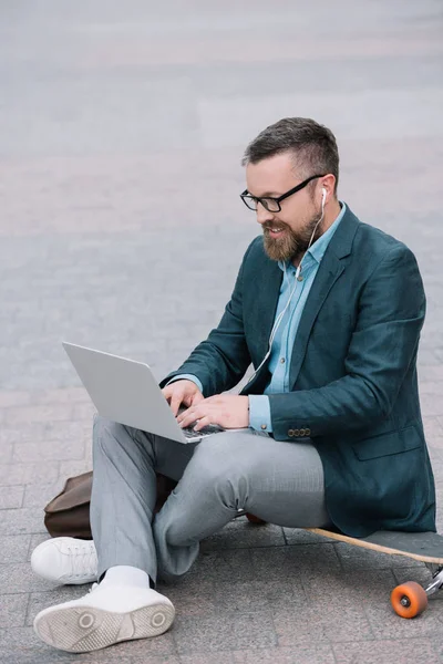 Hombre Barbudo Guapo Elegante Usando Ordenador Portátil Sentado Longboard — Foto de Stock