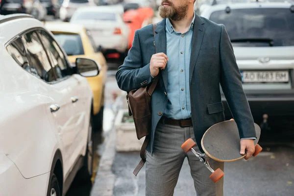 Vista Recortada Del Hombre Con Bolsa Cuero Longboard Caminando Ciudad —  Fotos de Stock