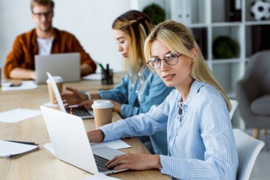 Office başlangıç proje üzerinde ve kameraya bakarak çok kültürlü iş arkadaşları