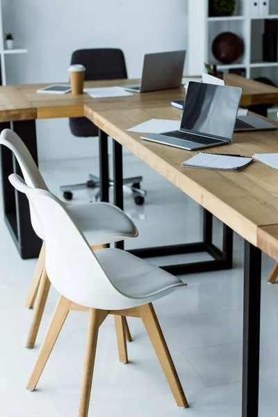 Büroinnenraum Mit Laptops Und Kaffee Pappbechern Auf Tischen — Stockfoto