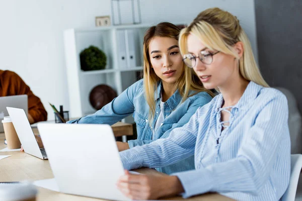 Multietniskt Kollegor Arbetar Start Projekt Office Och Titta Laptop — Stockfoto