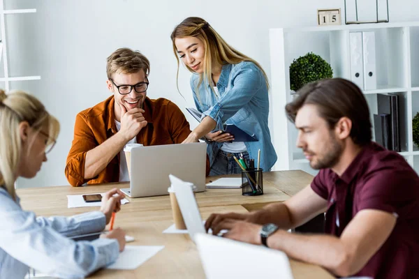 Colegas Multiétnicos Que Trabalham Projeto Startup Escritório Com Laptops Documentos — Fotografia de Stock