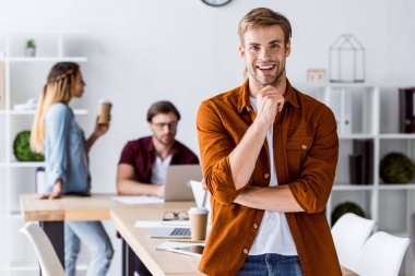 office başlangıç tablo eğilerek gülümseyen yakışıklı adam