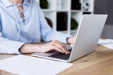 dizüstü bilgisayar ile Office başlangıç proje üzerinde işkadını görüntü kırpılmış