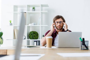 yakışıklı işadamı başlangıç proje ofis ve sahip baş üzerinde