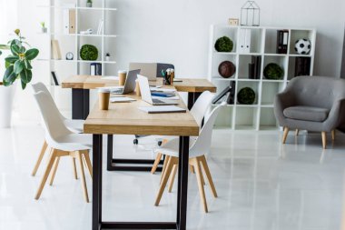 iç modern iş ofis masa, sandalye, raflar ve mobilya dizüstü bilgisayarlar ile